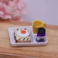 Miniatür Puppenhaus Lebensmittelset mit Ei-Toast, Marmeladenglas und Tasse auf weißem Tablett. - Stil E