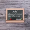 Miniatur Holztafel Puppenhaus Zubehör mit Alphabet und Zahlen für Heimdekoration. - ABC-Schloss