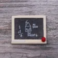 Miniatur Holztafel Detail für Puppenhaus Dekor, kleine Schultafel mit Kreidezeichnung. - Haus