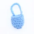 Dettaglio della mini borsa all'uncinetto in filato azzurro, borsa a maglia per bambola. - Blu