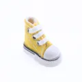 Vista dettagliata della mini scarpa di tela gialla, accessorio per casa delle bambole. - Giallo