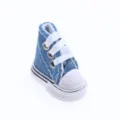Dettaglio sneaker in tela di jeans, primo piano accessorio per casa delle bambole. - Blu jeans