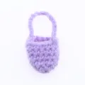 Dettaglio della mini borsa in lana lavorata a mano all'uncinetto per accessori BJD. - Viola