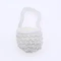 Primo piano dettagliato di una simpatica mini borsa lavorata a maglia per casa bambole BJD. - Bianco