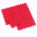 Dettaglio tappeto puzzle in feltro rosso in miniatura, ideale per decorare casa delle bambole. - Rosso