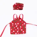 Set grembiule e cappello da cuoco per bambola di Natale in miniatura, vista dettagliata. - Pois su sfondo rosso