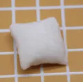 Mini coussin en peluche blanc detail shot, ideal pour accessoire decoration de canape. - Beige
