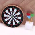 Miniatur Dartboard Set Puppenhaus Spielzeug Mini Sport Zubehör Diorama Dekoration - Dartscheibe Set / 1 Brett + 3 Darts