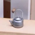 Miniatuur zilverkleurige metalen ketel detail, perfect voor poppenhuis keuken en miniaturen set. - Kan
