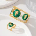 Vue détaillée d'un ensemble bracelet manchette et bague pièces émail vert style rétro. - Ensemble Bague Bracelet Pièce Portrait (JMX-SZ9800) / Vert