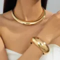 Conjunto de collar gargantilla grueso dorado y pulsera abierta minimalista para mujer - Juego de Collar y Pulsera Dorado Liso (JMX-TZ9795)