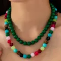 Gros plan de collier de perles double couche, perles multicolores vibrantes pour vacances. - Vert Foncé Multicolore