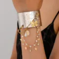 Gros plan détaillé d'un bracelet manchette argenté chic avec épingle dorée et papillon. - Style Argenté (JMZ-SZ9772-Silver)