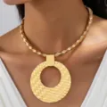 Collier chaîne tressé doré avec grand pendentif rond texturé ajouré pour femmes élégantes - Or (JMX-XL9725)