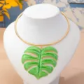 Collier ras de cou doré avec grand pendentif feuille de Monstera en émail vert femme. - Ras du Cou Métal Pendentif Feuille de Monstera (JMX-XQ9768)