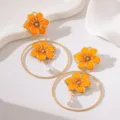 Boucles d'oreilles créoles creuses fleur orange rétro avec strass et perles irrégulières. - Orange (JMX-ER9780)
