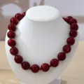 Collier de perles rouge fonce style vintage detail pour tenue de soiree elegante. - Rouge (JMX-XL9681)
