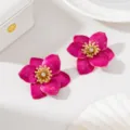 Boucles d'oreilles clous fleur émail fuchsia chic avec étamines dorées et strass pour femmes - Rouge Rose (JMX-ER9808)