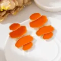 Détail de boucles d'oreilles géométriques irrégulières à blocs de couleur, émail. - Orange