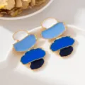 Vue détaillée de boucles d'oreilles géométriques artistiques européennes à blocs de couleur. - Bleu Dégradé