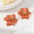 Gros plan détaillé de boucles d'oreilles fleurs émail rétro avec strass scintillants. - Rouge Brunâtre (JMX-ER9808)
