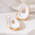 Gros plan détaillé de boucles d'oreilles asymétriques creuses en métal à émail blanc. - Style Irrégulier Exagéré (JMX-ER9773-Blanc) / Blanc