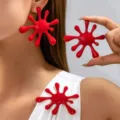 Orecchini e spilla schizzi di vernice rossa, gioielli geometrici vintage stile goccia per donne. - Set Forma Schizzo Rosso (JMX-XZ9485)