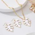 Ensemble de bijoux élégant avec collier pendentif feuille et boucles d'oreilles assorties. - Feuille en Émail (JMX-XL9436) / Blanc