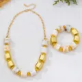 Vue détail de l'ensemble de collier et bracelet de perles acryliques géométriques d'été vacances - Blanc