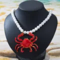 Collier de perles de style européen et américain avec pendentif crabe en émail rouge. - Crabe Rouge (JMX-XL9495)