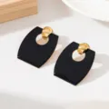 Exquises boucles d'oreilles trapèze géométriques en émail noir et doré avec détail ajouré. - Style Carré Géométrique (JMX-ER9809) / Noir