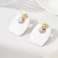 Vue détaillée de boucles d'oreilles géométriques carrées avec boule dorée et design émaillé. - Style Carré Géométrique (JMX-ER9809) / Blanc