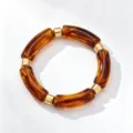 Gros plan sur les détails du bracelet rétro en acrylique ambré et segments de bambou dorés. - Style Marron Foncé Marbré (JMX-SL9682-C) / Brun Foncé