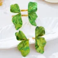 Gros plan détaillé du design de bracelet manchette et bague papillon en métal vert. - Ensemble Bracelet Et Bague (JMX-SZ9653) / Vert