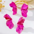Gros plan sur l'ensemble de bracelet manchette et bague papillon rose vif texturé. - Ensemble Bracelet Et Bague (JMX-SZ9653) / Rose