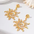 Boucles d'oreilles soleil dore texturees detail, parfait pour un style de vacances chic. - Style Soleil Martelée en Spirale (JMX-ER9630)