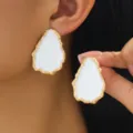 Boucles d'oreilles irrégulières rétro dorées blanches, bijoux chics pour le quotidien - Blanc
