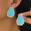 Boucles d'oreilles pendantes texturées vintage dorées et turquoise pour femmes élégantes. - Bleu