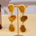 Boucles d'oreilles longues vintage françaises avec pierres ambrées géométriques dorées. - Ambre Irrégulier Pendant / Ambre (JMX-ER9656)