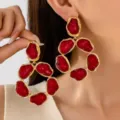 Gros plan détaillé de boucles d'oreilles style baroque vintage rouge foncé et or. - Grand Anneau Irrégulier (JMX-ER9644) / Bordeaux