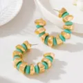Boucles d'oreilles créoles vintage en forme de C avec métal texturé doré et perles turquoise. - Vert