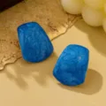 Boucles d'oreilles émaillées bleues trapèze irrégulières minimalistes détail chic. - Bleu clair