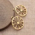 Goldfarbener ausgehöhlter Zitronen Metallanhänger im Detail, ideal zum Basteln und Schmuckdesign. - Altgold