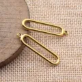 Nahaufnahme Detailansicht gold hohler ovaler geometrischer DIY Metall Schmuck Verbinder. - Altgold