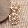 Nahaufnahme Detail von goldenem hohlem Zitronenscheiben Anhänger Schmuckkomponente DIY. - KC Gold