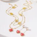 Vue de détail du collier superposé cœur vintage français et ensemble de boucles d'oreilles. - Ensemble boucles d'oreilles + collier / Rouge
