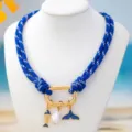 Collier en corde bleue avec mousqueton doré, arête de poisson, perle et queue de baleine. - Bleu foncé