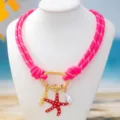 Collier cordon coloré style vacances de plage avec pendentifs étoile de mer et hippocampe. - Rose