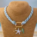 Vue détaillée du collier en corde colorée style plage océan avec des pendentifs. - Bleu clair