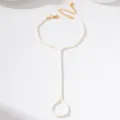 Zarte weiße Rocailles Perlen Handkette Detail, goldener Metallverschluss, Boho Urlaubsschmuck. - Fußkettchen mit Zehenring (JMX-JL9637) / Weiß